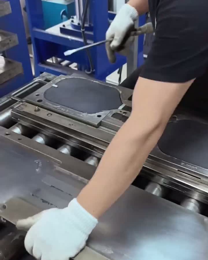 Cận cảnh lắp ráp khuôn vợt